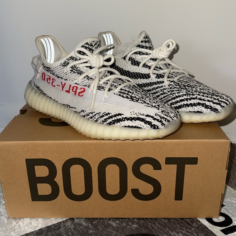 Adidas Yeezy Boost 350 V2 Zebra only worn once